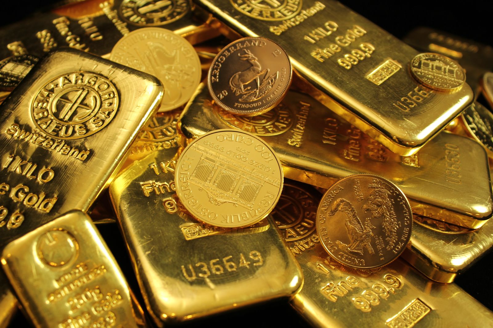 Goldbarren und Münzen
