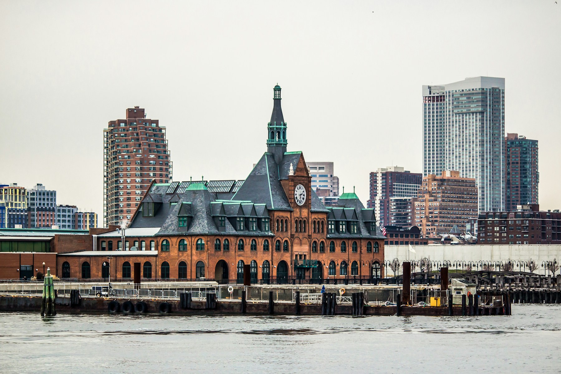 Das Central Railroad of New Jersey Terminal und die Skyline von Jersey City