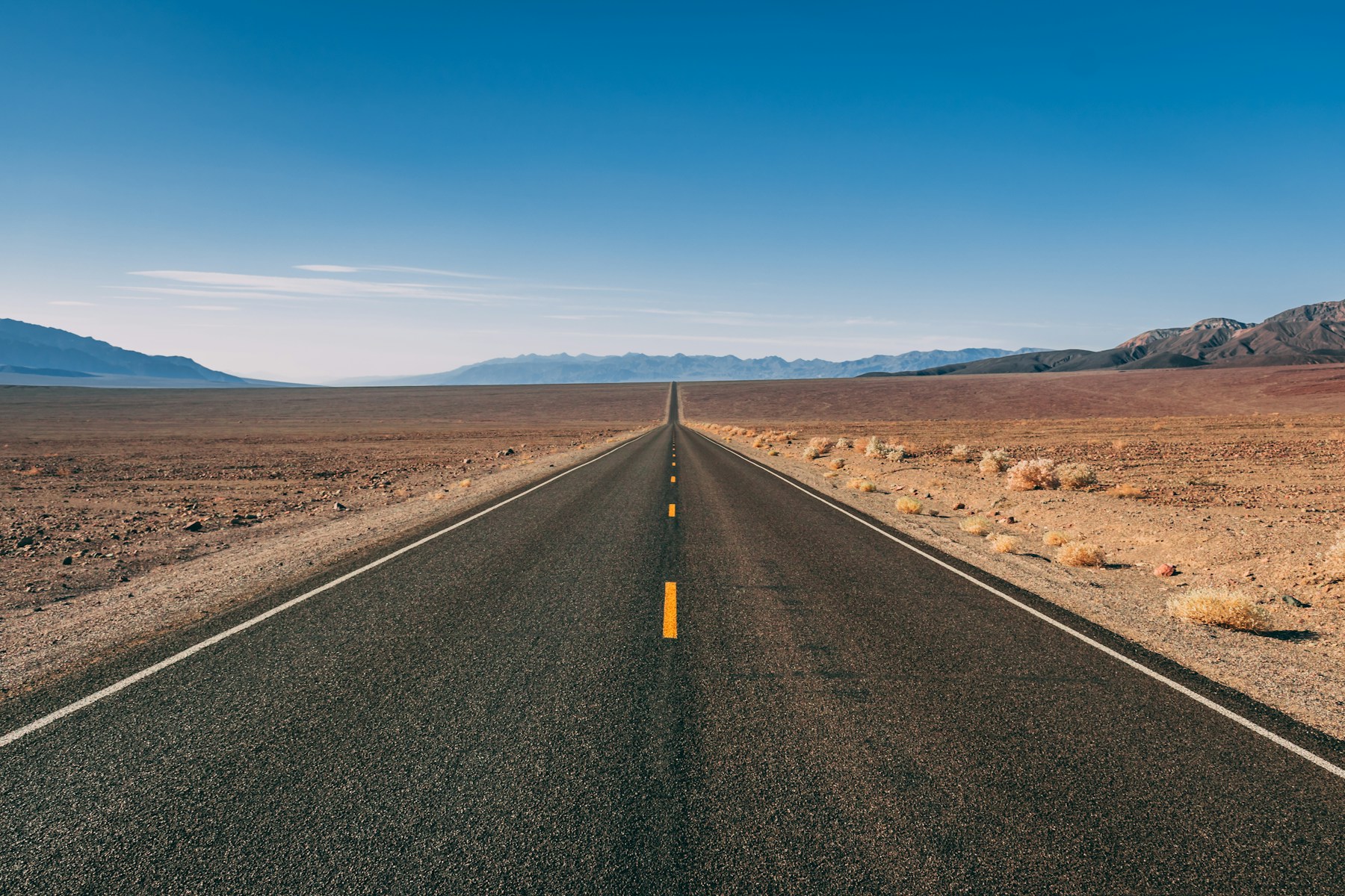 Eine offene Landstrasse im amerikanischen Westen