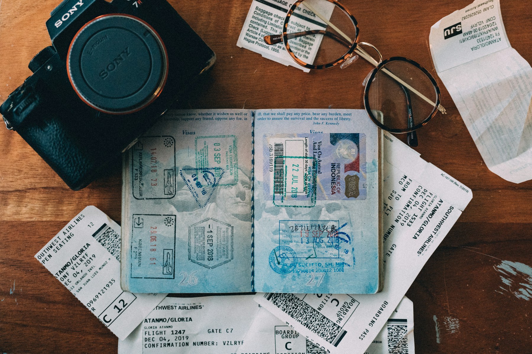 Passaporti aperti sui timbri dei visti