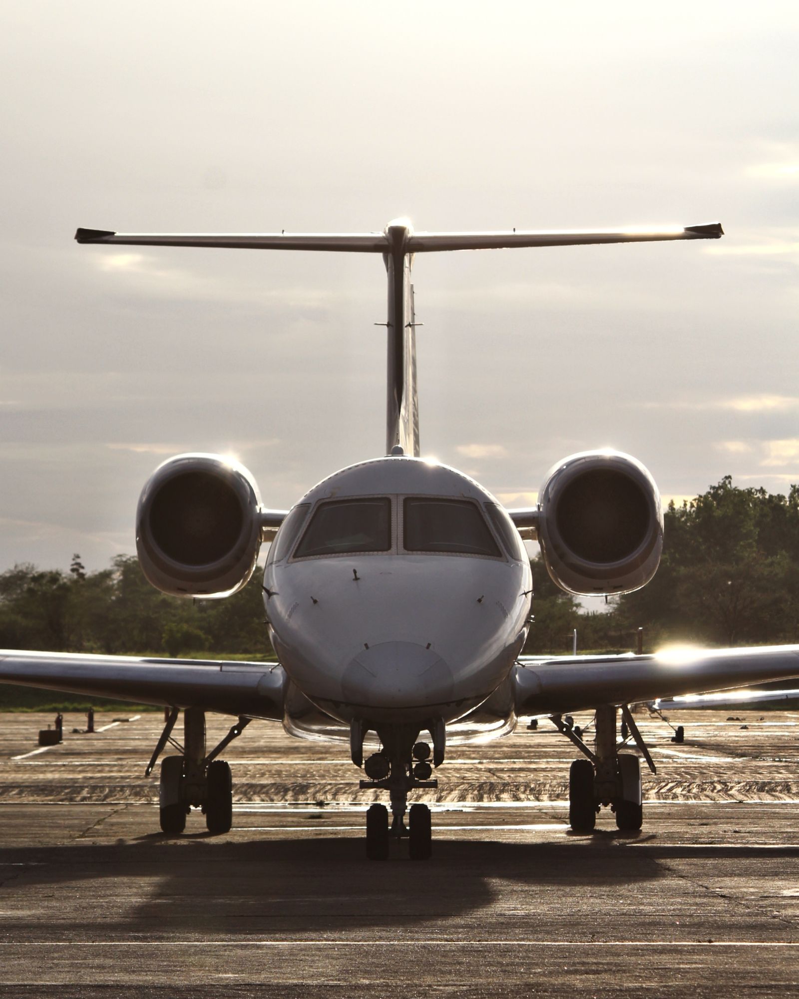 Ein Privatjet auf dem Vorfeld
