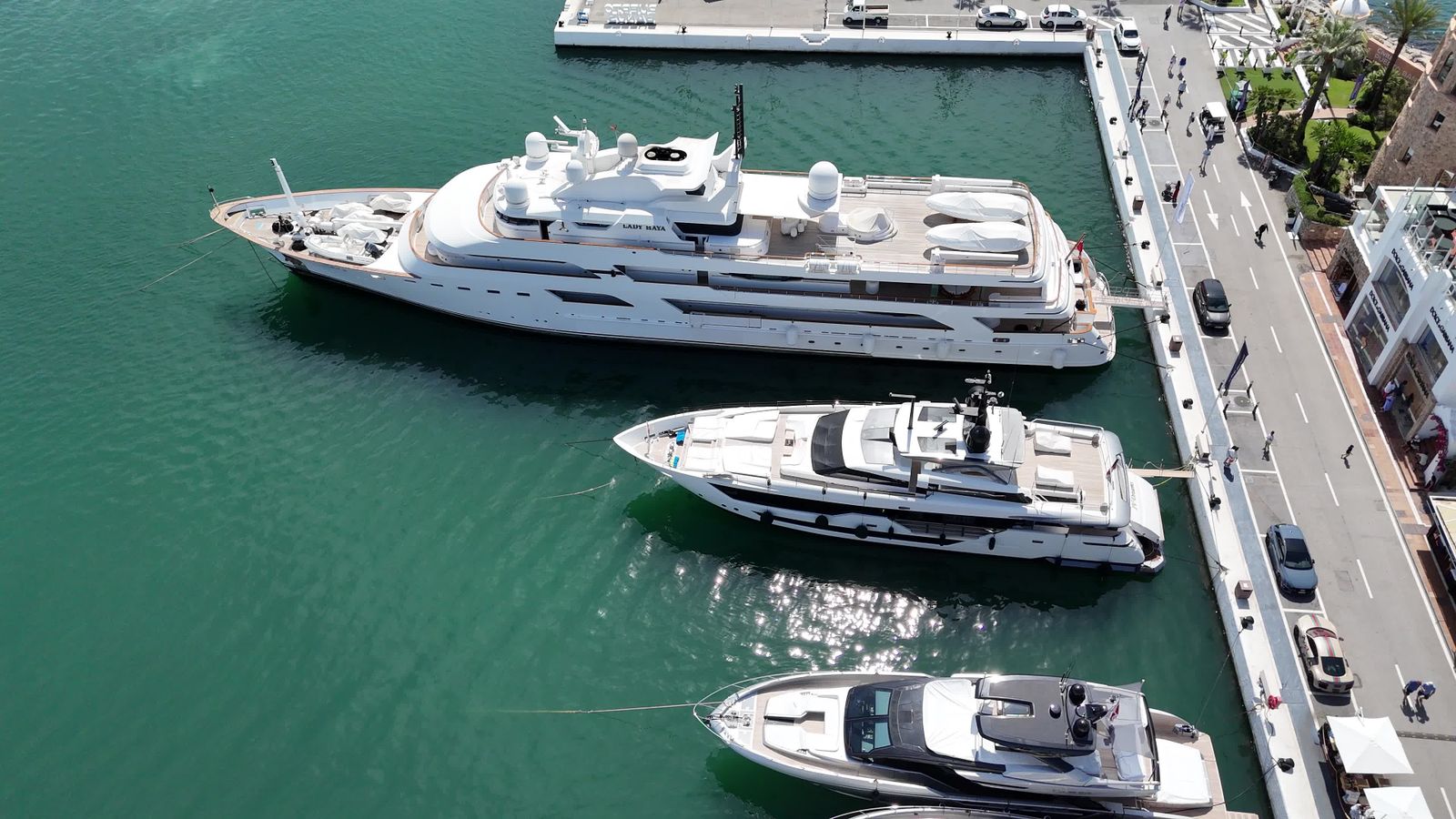 Superyachten in einer Marina am Mittelmeer